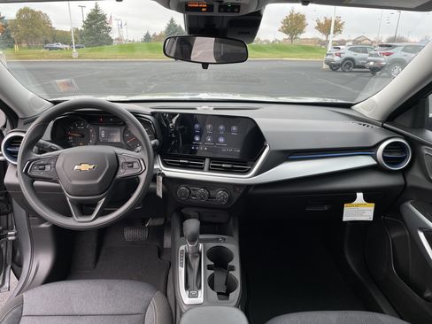Certified 2025 Chevrolet Trax LS image 33