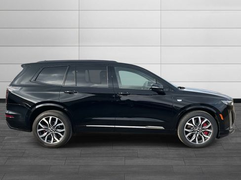 Used 2022 Cadillac XT6 Sport w/ Platinum Package image 2