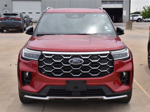 Used 2025 Ford Explorer Platinum image 3