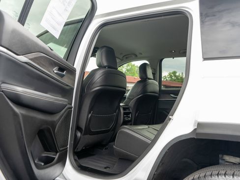 Used 2023 Jeep Grand Cherokee Limited w/ Luxury Tech Group II AWD/4WD image 29