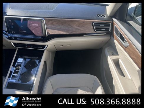 Used 2025 Volkswagen Atlas SE image 23