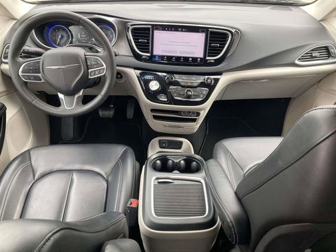 Used 2023 Chrysler Pacifica Touring-L FWD image 17