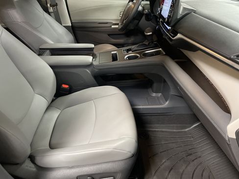Certified 2022 Toyota Sienna XLE image 35