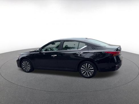 Used 2025 Nissan Altima 2.5 SV FWD image 10