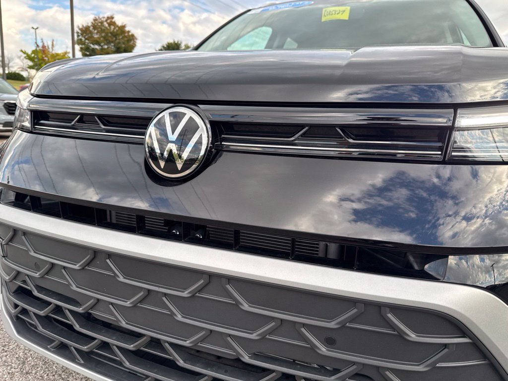 Certified 2025 Volkswagen Taos SE w/ Panoramic Sunroof Package FWD image 11