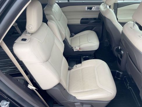 Used 2020 Ford Explorer Platinum w/ Premium Technology Package image 30