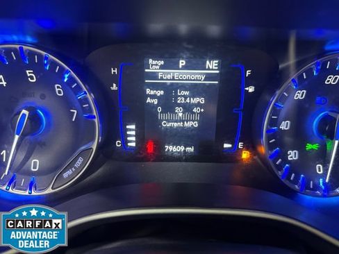 Used 2020 Chrysler Pacifica Touring-L FWD image 2