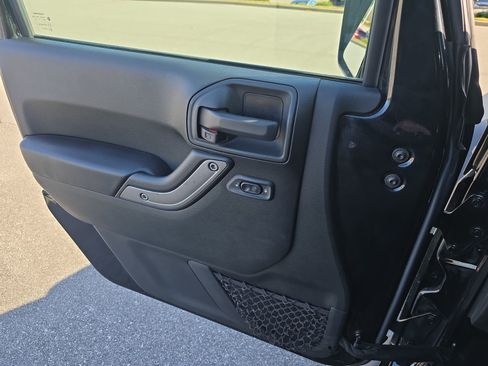 Used 2018 Jeep Wrangler Unlimited Sport S image 24