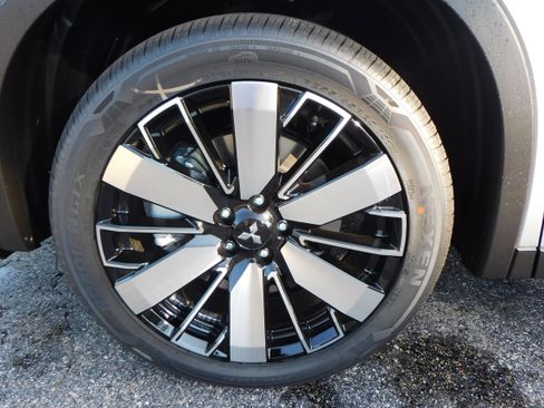 New 2025 Mitsubishi Outlander SE image 9