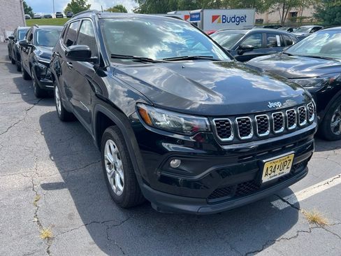 Used 2025 Jeep Compass Latitude w/ Sun & Sound Group AWD/4WD image 8