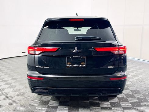 Used 2024 Mitsubishi Outlander SE Black Edition FWD image 4
