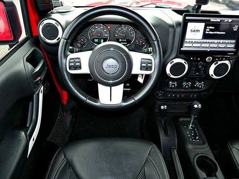 Used 2015 Jeep Wrangler Unlimited Sahara image 13