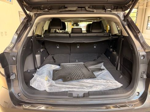 Used 2024 Toyota Highlander XLE AWD/4WD image 9