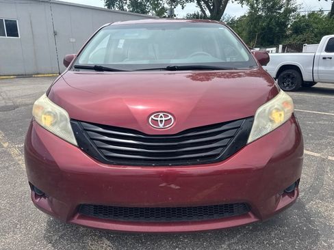 Used 2013 Toyota Sienna LE w/ Towing Pkg FWD image 2