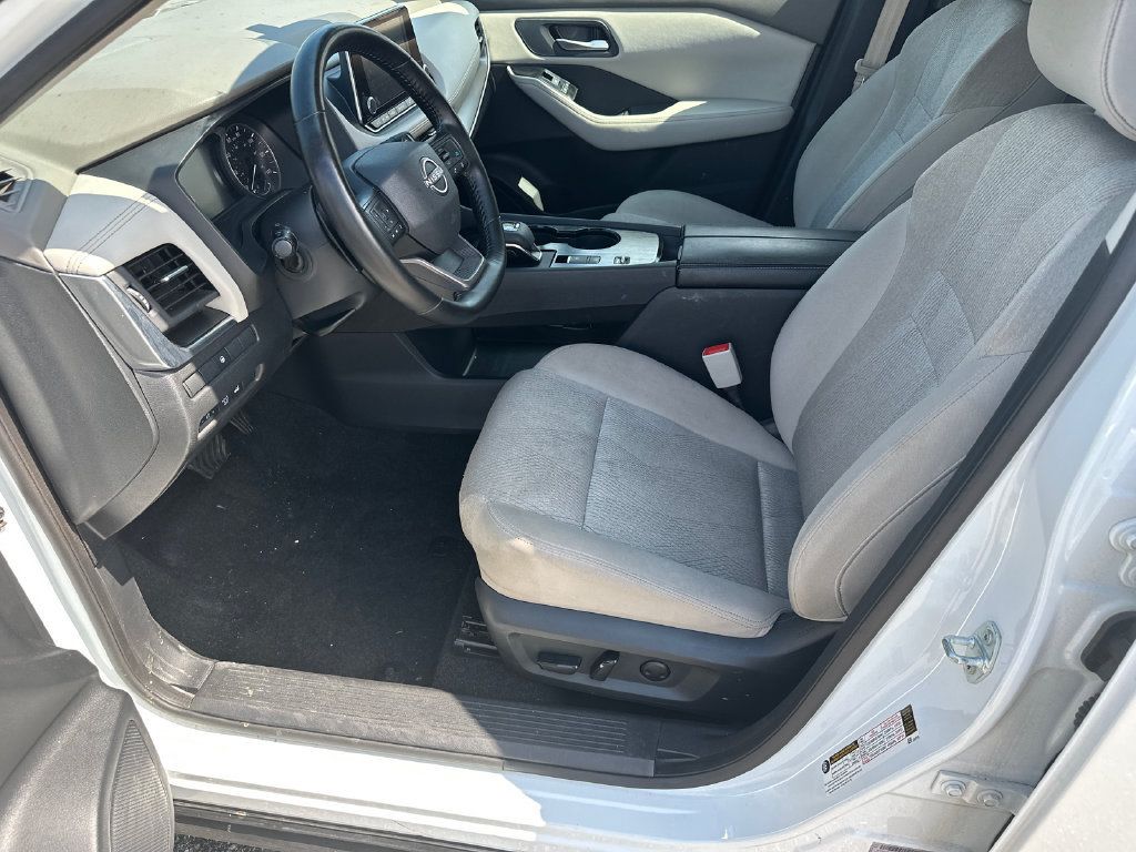 Used 2025 Nissan Rogue SV FWD image 9