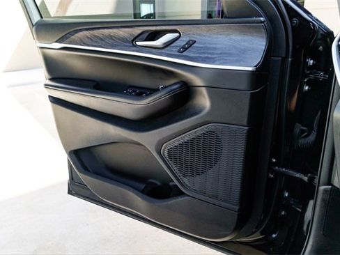 Used 2023 Jeep Grand Cherokee Limited image 19