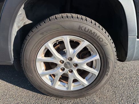 Used 2018 Jeep Cherokee Latitude Plus w/ Comfort/Convenience Group image 23