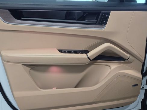 Certified 2025 Porsche Cayenne E-Hybrid Coupe AWD/4WD image 37