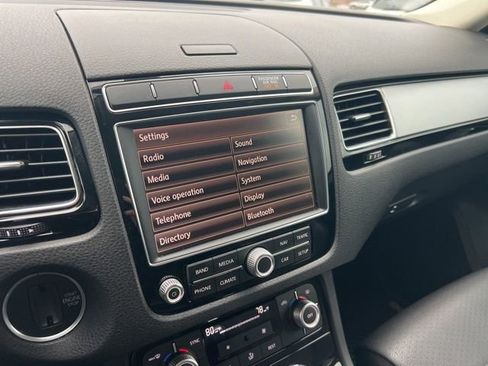 Used 2016 Volkswagen Touareg Sport image 25