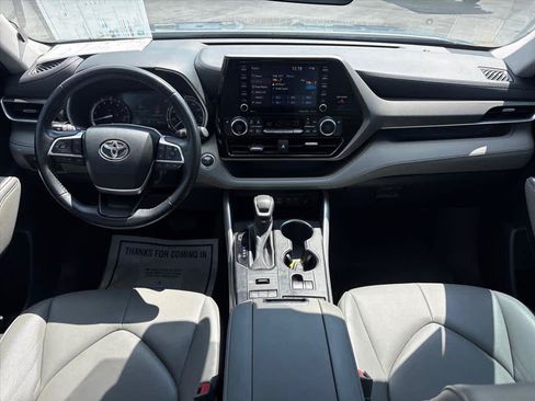 Used 2022 Toyota Highlander XLE AWD/4WD image 11