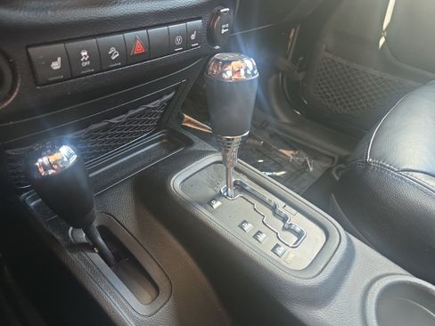Used 2017 Jeep Wrangler Unlimited Sahara AWD/4WD image 18