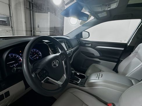 Used 2019 Toyota Highlander XLE AWD/4WD image 8