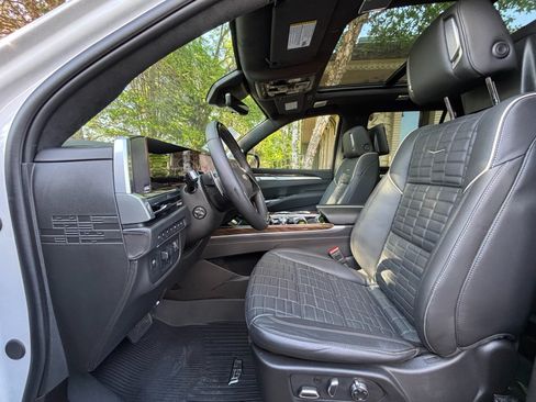 Used 2025 Cadillac Escalade Sport Platinum w/ LPO, ONYX Package AWD/4WD image 9