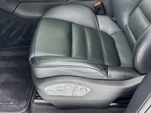 Certified 2025 Porsche Macan image 13