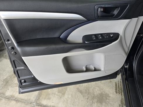 Used 2018 Toyota Highlander Plus FWD image 32