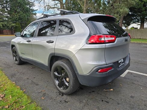 Used 2017 Jeep Cherokee Altitude image 4