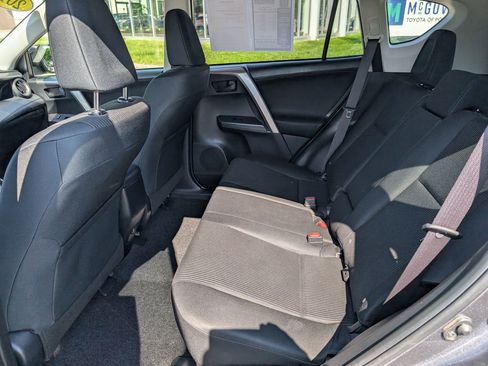 Used 2018 Toyota RAV4 LE AWD/4WD image 18