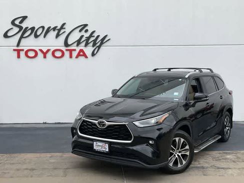 Used 2023 Toyota Highlander XLE FWD image 1