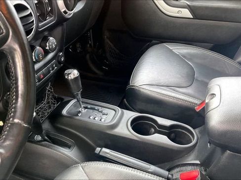 Used 2015 Jeep Wrangler Unlimited Sahara w/ Connectivity Group AWD/4WD image 17