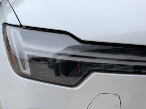 Used 2025 Volvo XC90 B6 Plus image 11