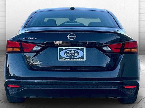 Used 2025 Nissan Altima 2.5 SV image 3