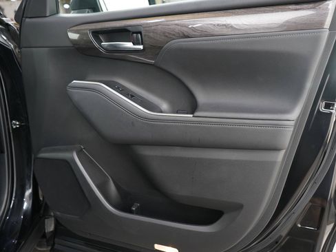 Used 2024 Toyota Highlander Limited AWD/4WD image 9