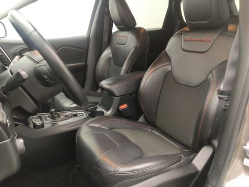 Used 2019 Jeep Cherokee Trailhawk w/ Cold Weather Group image 17