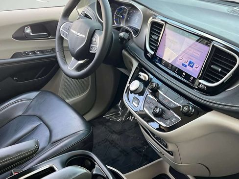 Used 2022 Chrysler Pacifica Touring-L FWD image 9