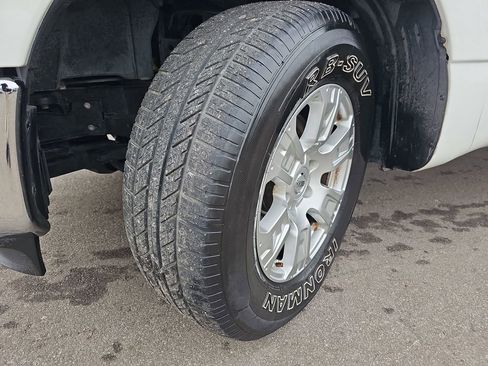 Used 2017 Nissan Titan SV image 33