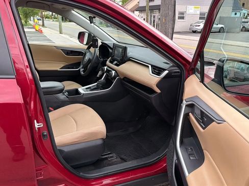 Used 2022 Toyota RAV4 LE AWD/4WD image 25
