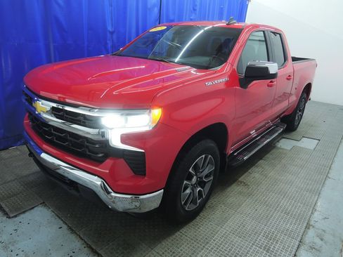 Used 2025 Chevrolet Silverado 1500 LT image 3