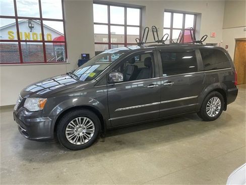 Used 2015 Chrysler Town & Country Touring-L w/ Driver Convenience Group image 6