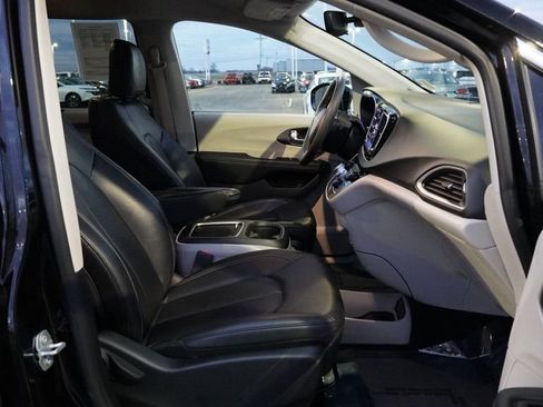 Used 2024 Chrysler Pacifica Touring-L image 21