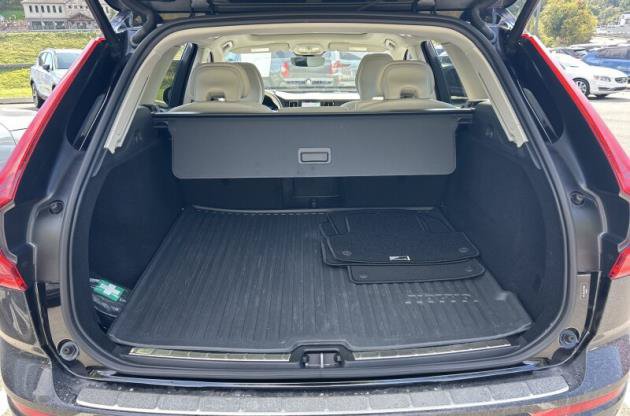 Used 2024 Volvo XC60 B5 Plus w/ Protection Package Premier AWD/4WD image 8