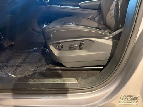 Used 2025 Volkswagen Atlas Cross Sport SE image 24