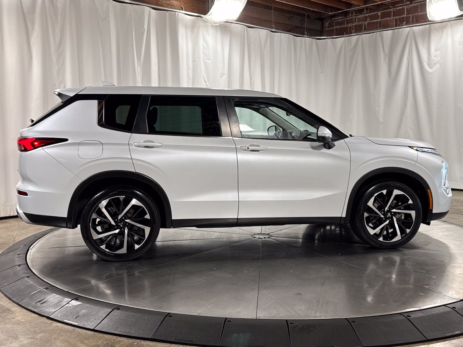 Used 2023 Mitsubishi Outlander SE AWD/4WD image 13