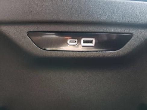 Used 2024 Chrysler Pacifica Limited w/ S Appearance Package FWD image 13