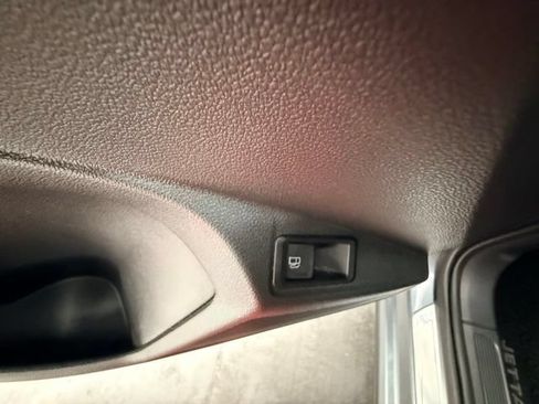 Used 2022 Volkswagen Taos SE FWD image 18