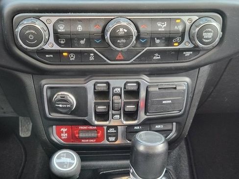 Used 2023 Jeep Gladiator Rubicon w/ Cold Weather Group AWD/4WD image 17