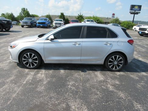Used 2018 Hyundai Elantra GT FWD image 2
